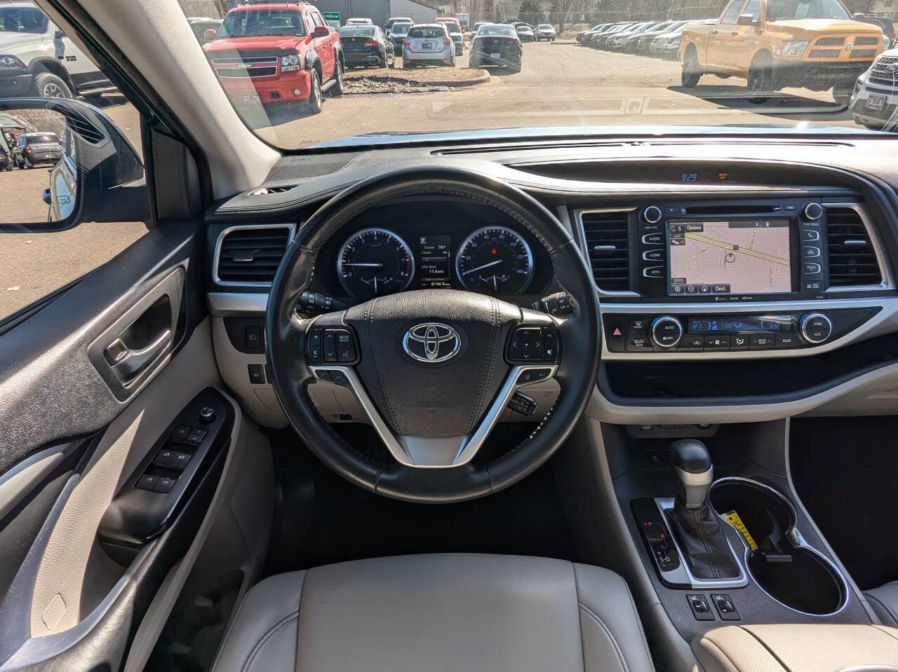 Used 2019 Toyota Highlander XLE FWD image 17