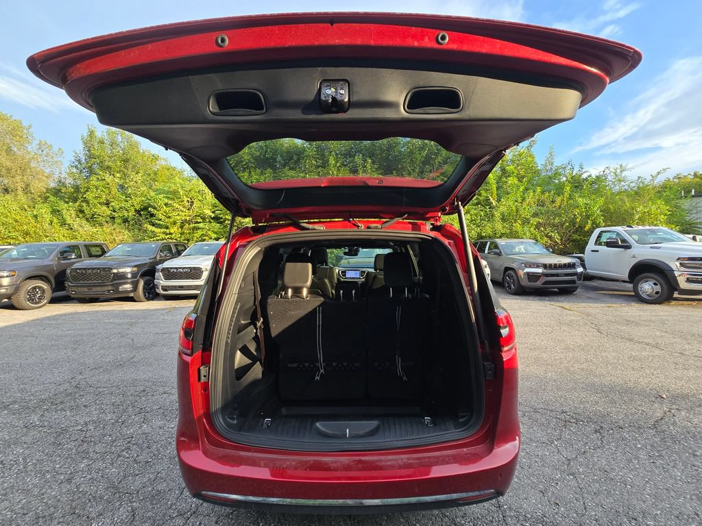 Used 2025 Chrysler Pacifica Select AWD/4WD image 25