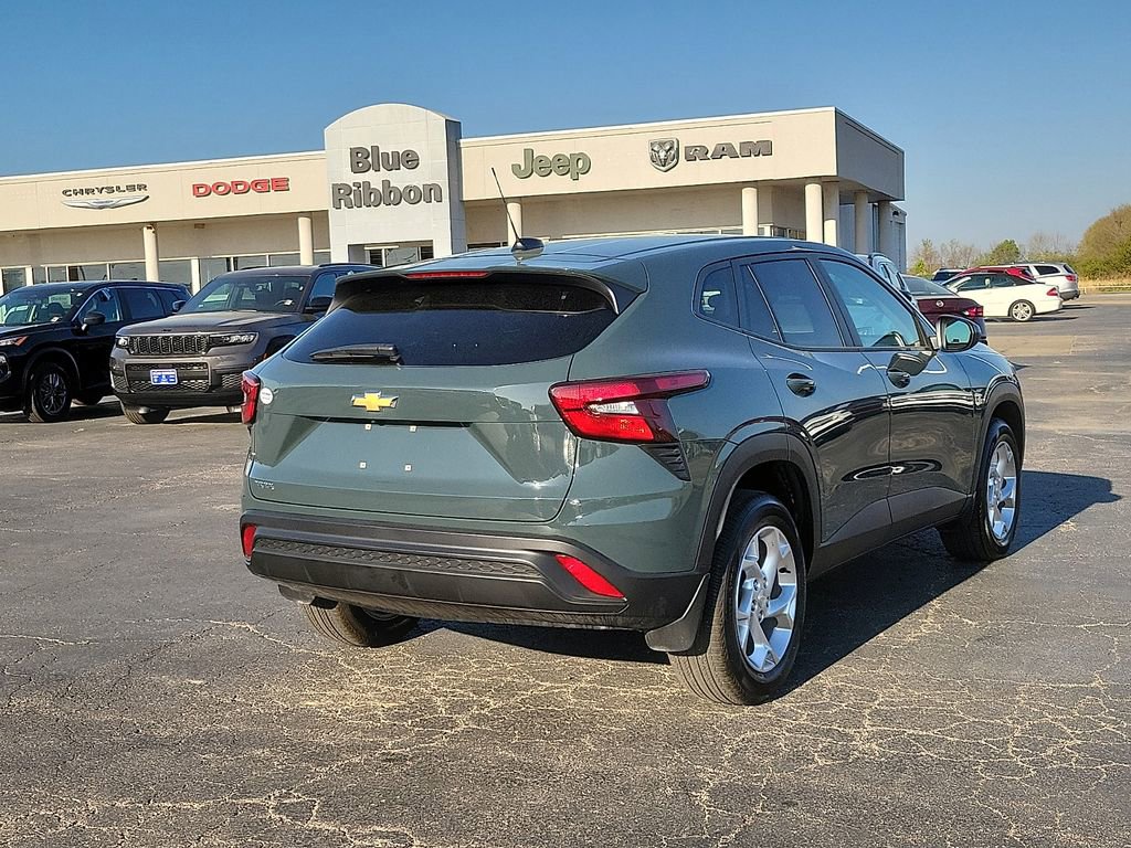 Used 2025 Chevrolet Trax LS w/ LS Convenience Package FWD image 5