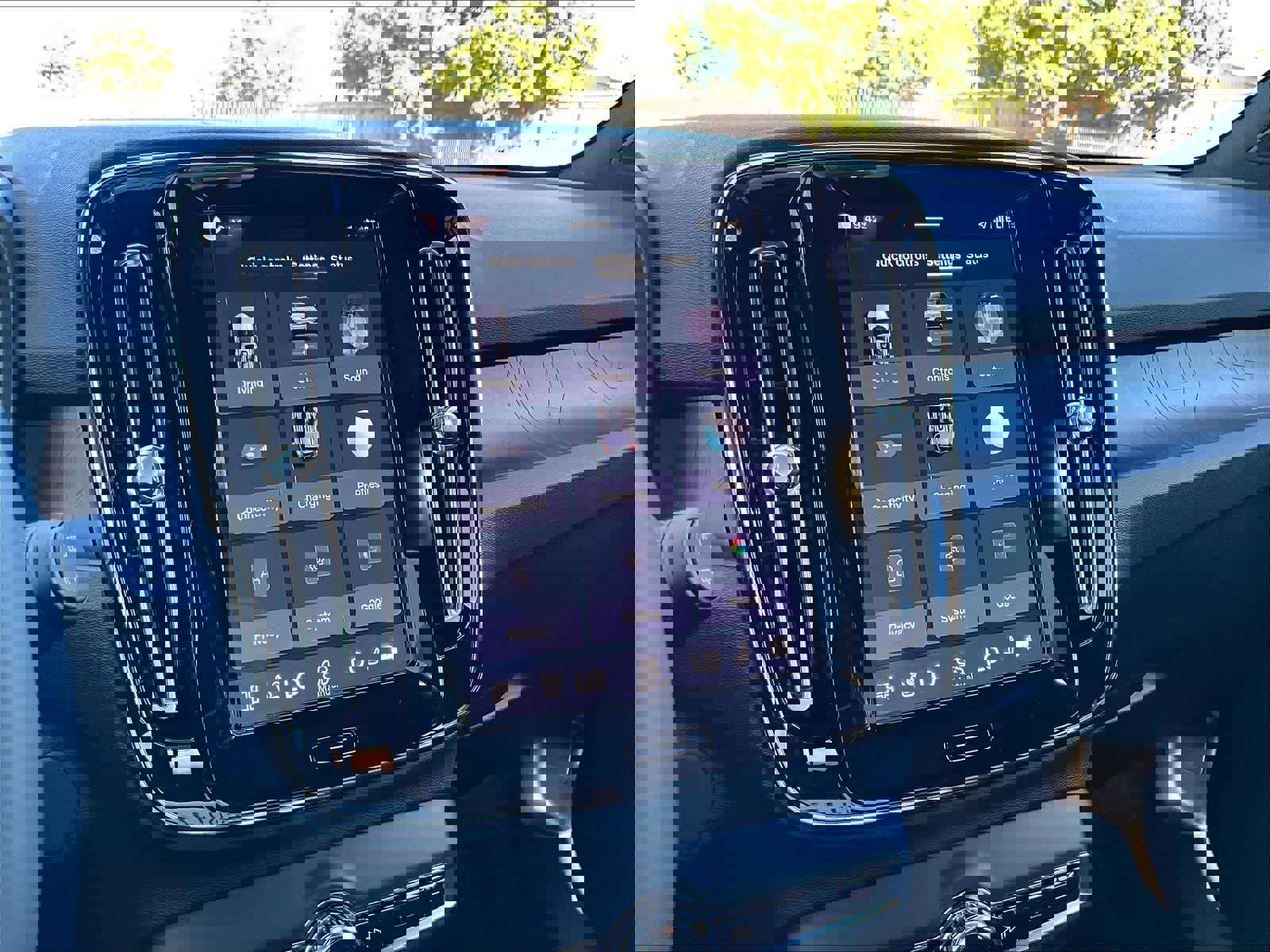 Used 2024 Volvo XC40 Recharge Plus w/ Protection Package Premier image 38