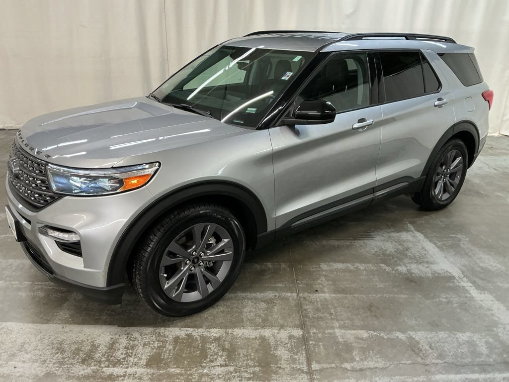 Used 2023 Ford Explorer XLT w/ Equipment Group 202A RWD image 4