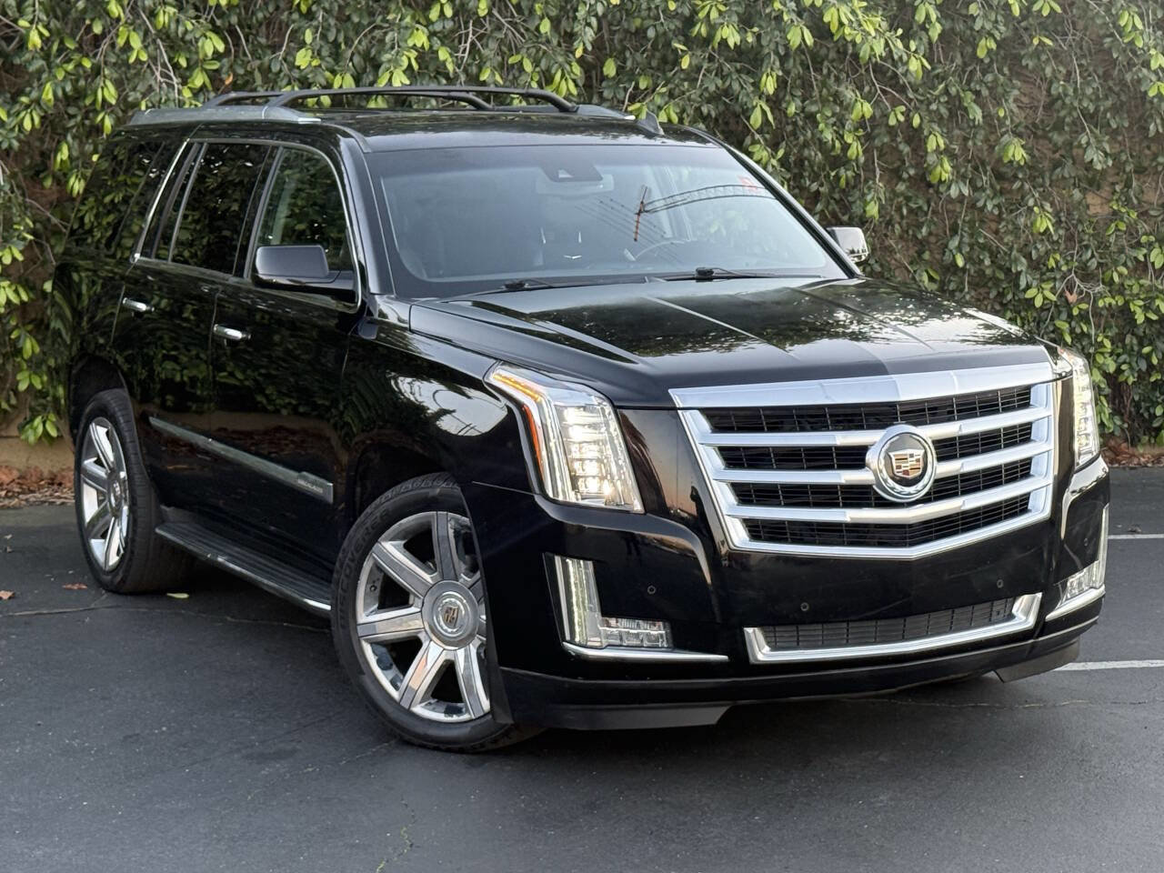 Used 2015 Cadillac Escalade Luxury image 1