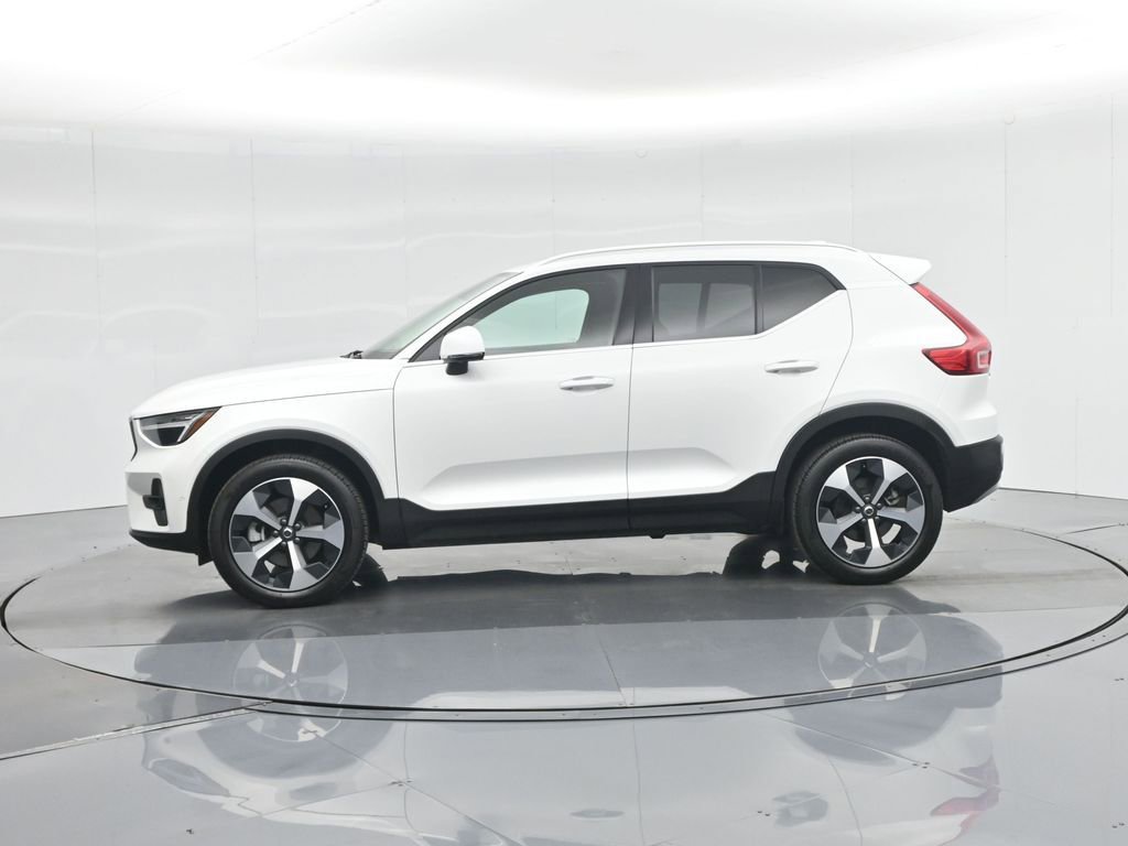 Used 2025 Volvo XC40 B5 Plus image 34
