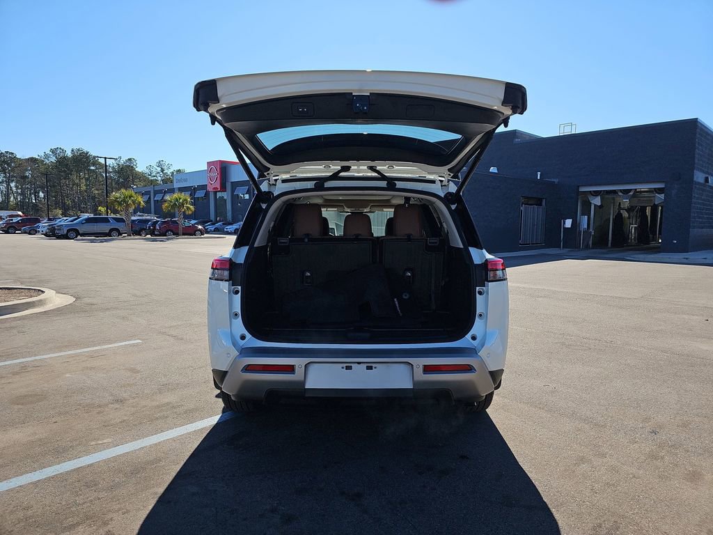 Used 2024 Nissan Pathfinder Platinum w/ Cargo Package image 17