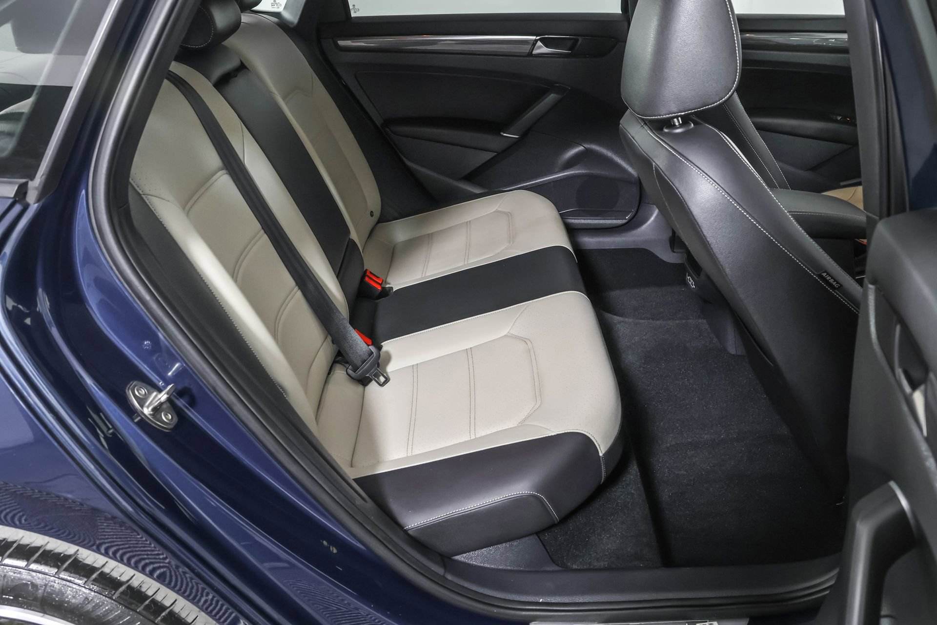 Used 2022 Volkswagen Passat 2.0T R-Line image 40