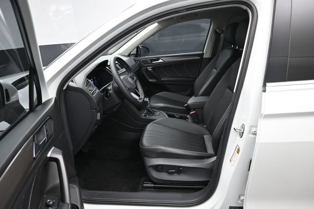 Used 2023 Volkswagen Tiguan SE w/ Panoramic Sunroof Package FWD image 9