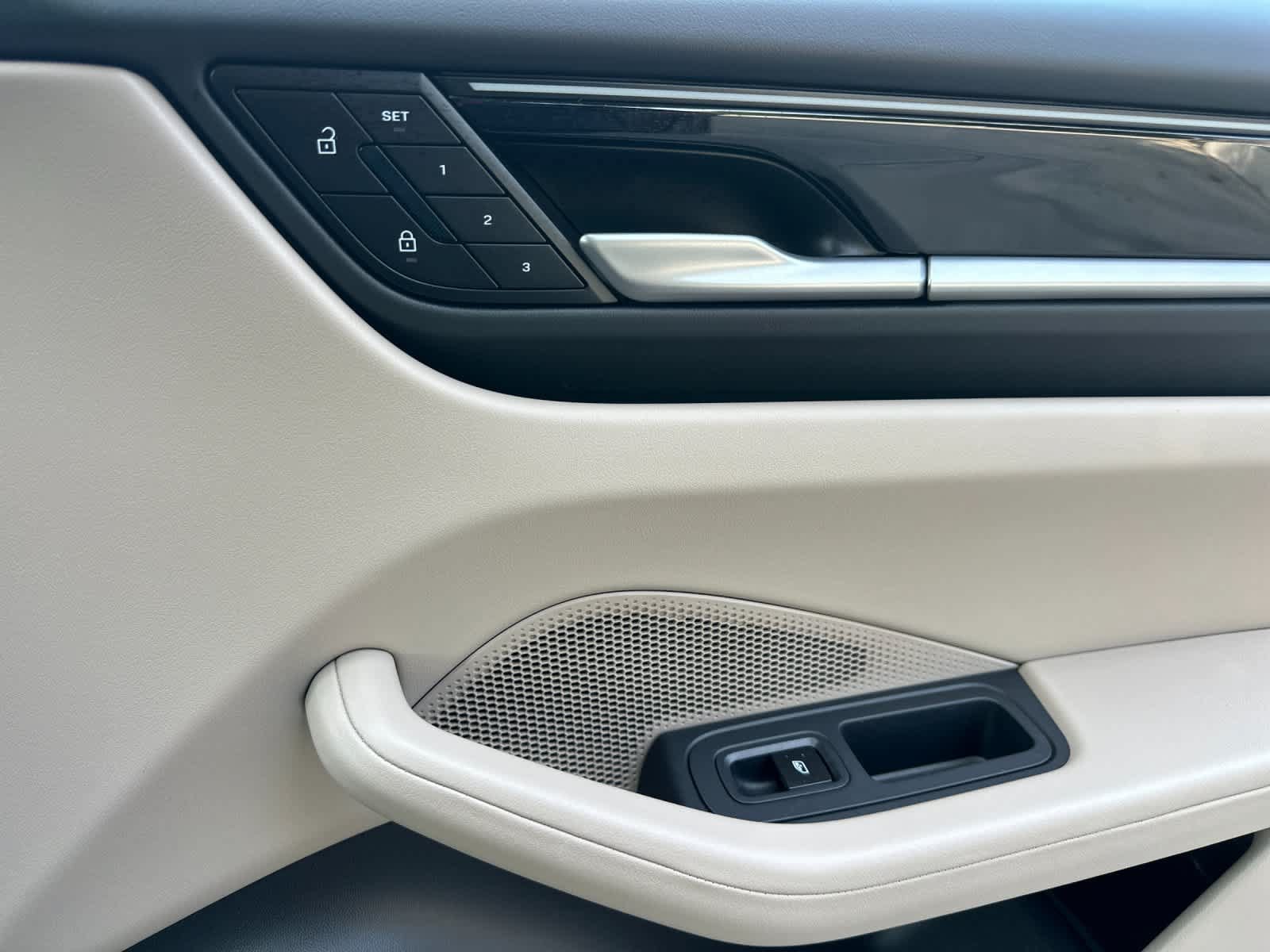 Certified 2025 Porsche Macan 4S Electric AWD/4WD image 19