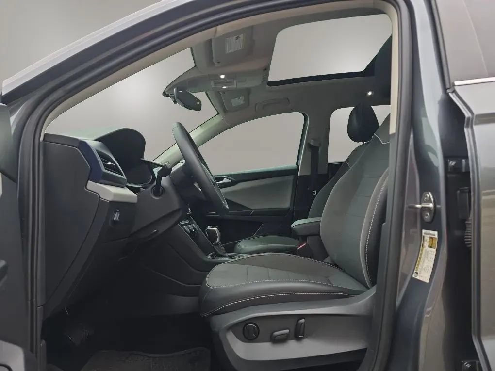 Used 2023 Volkswagen Taos SE w/ Panoramic Sunroof Package FWD image 15