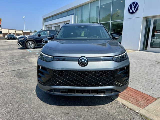 New 2025 Volkswagen Tiguan SE R-Line image 2