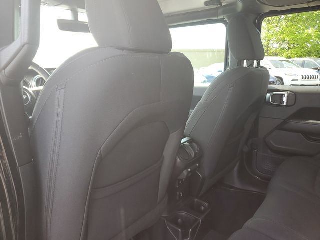 Used 2018 Jeep Wrangler Unlimited Sahara AWD/4WD image 12