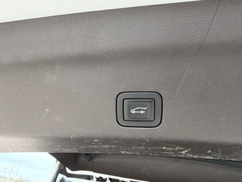 Used 2023 GMC Yukon XL SLT w/ SLT Premium Package AWD/4WD image 6