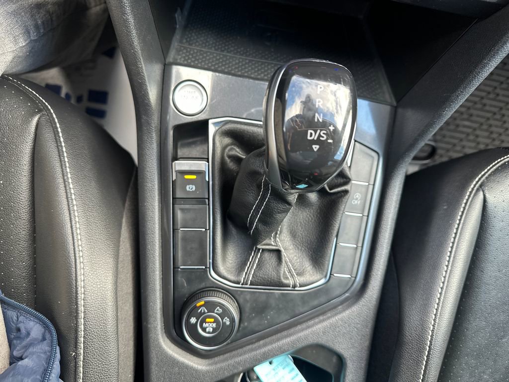 Used 2022 Volkswagen Tiguan SE w/ Panoramic Sunroof Package image 12