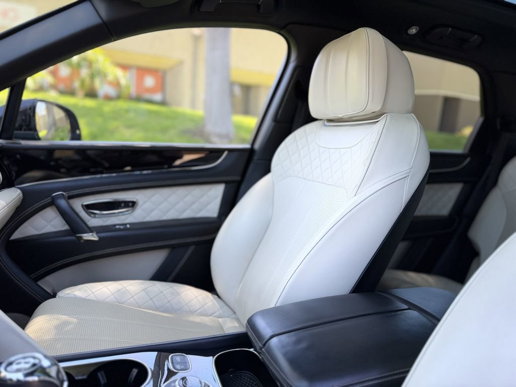 Used 2017 Bentley Bentayga AWD/4WD image 15