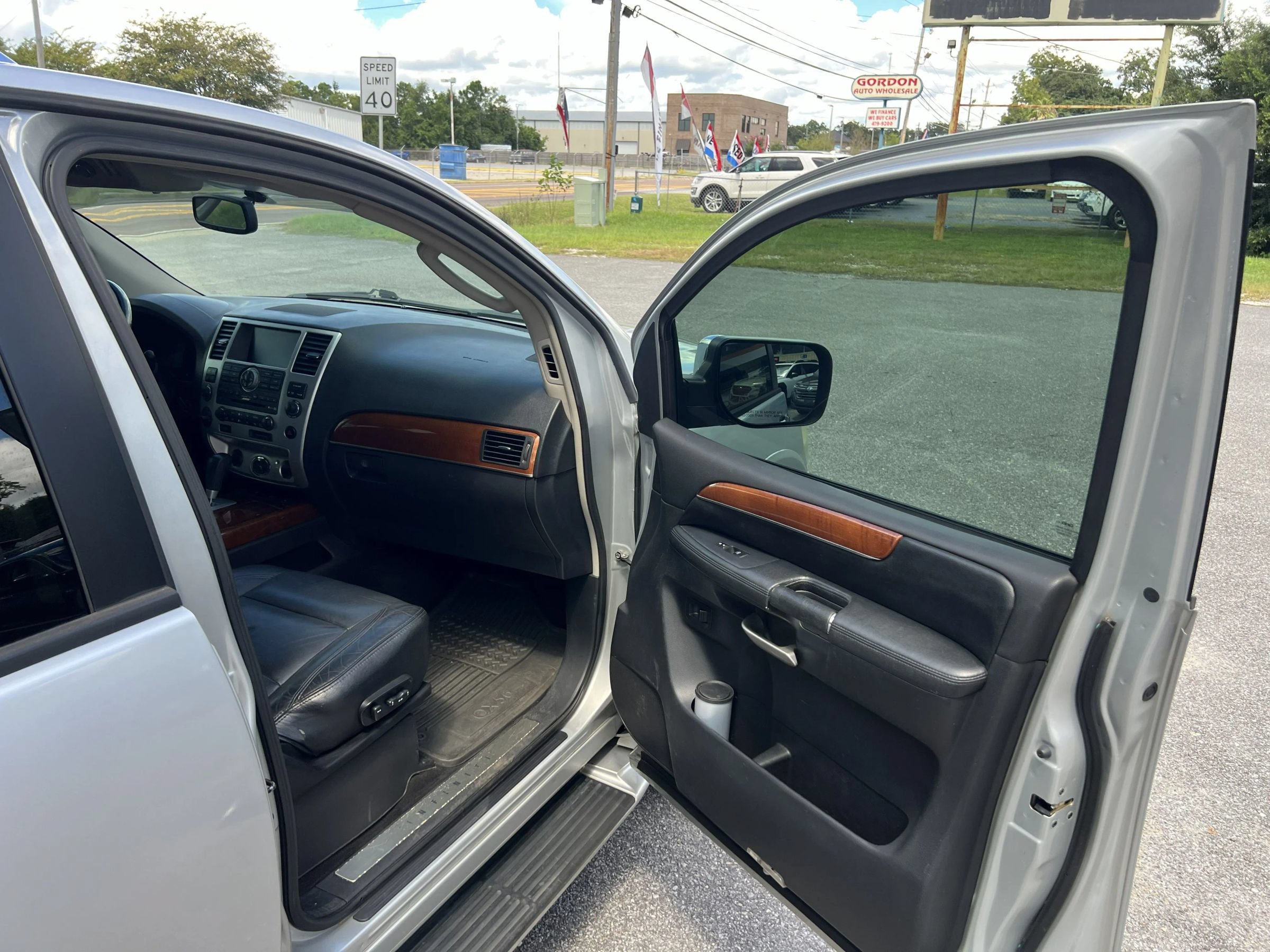 Used 2010 INFINITI QX56 4WD w/ Technology Pkg image 14