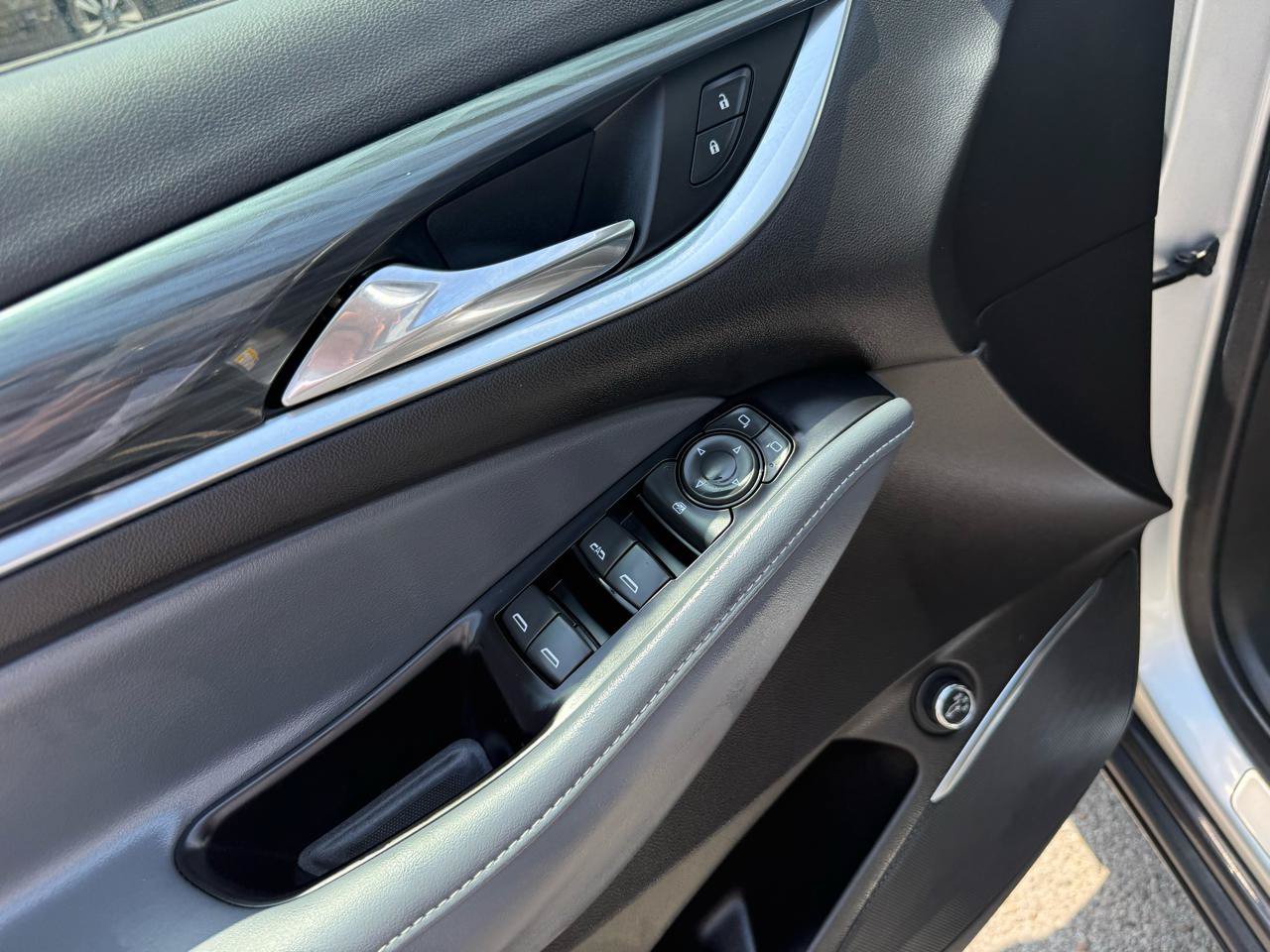 Used 2019 Buick Enclave Essence w/ LPO, Sport Appearance Package FWD image 13