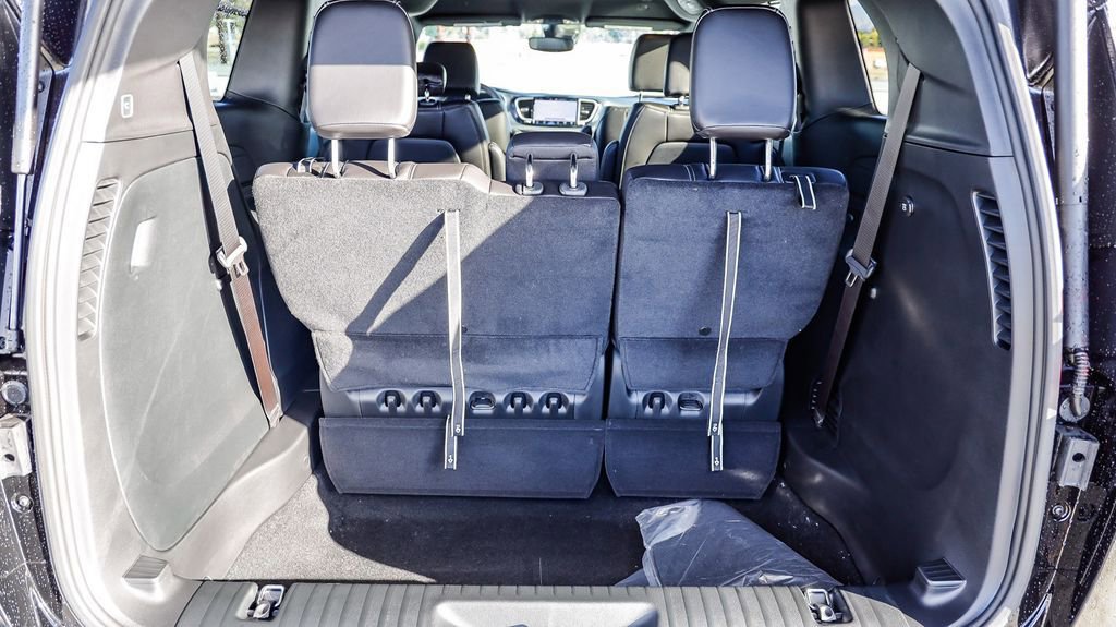 New 2026 Chrysler Pacifica Select AWD/4WD image 30