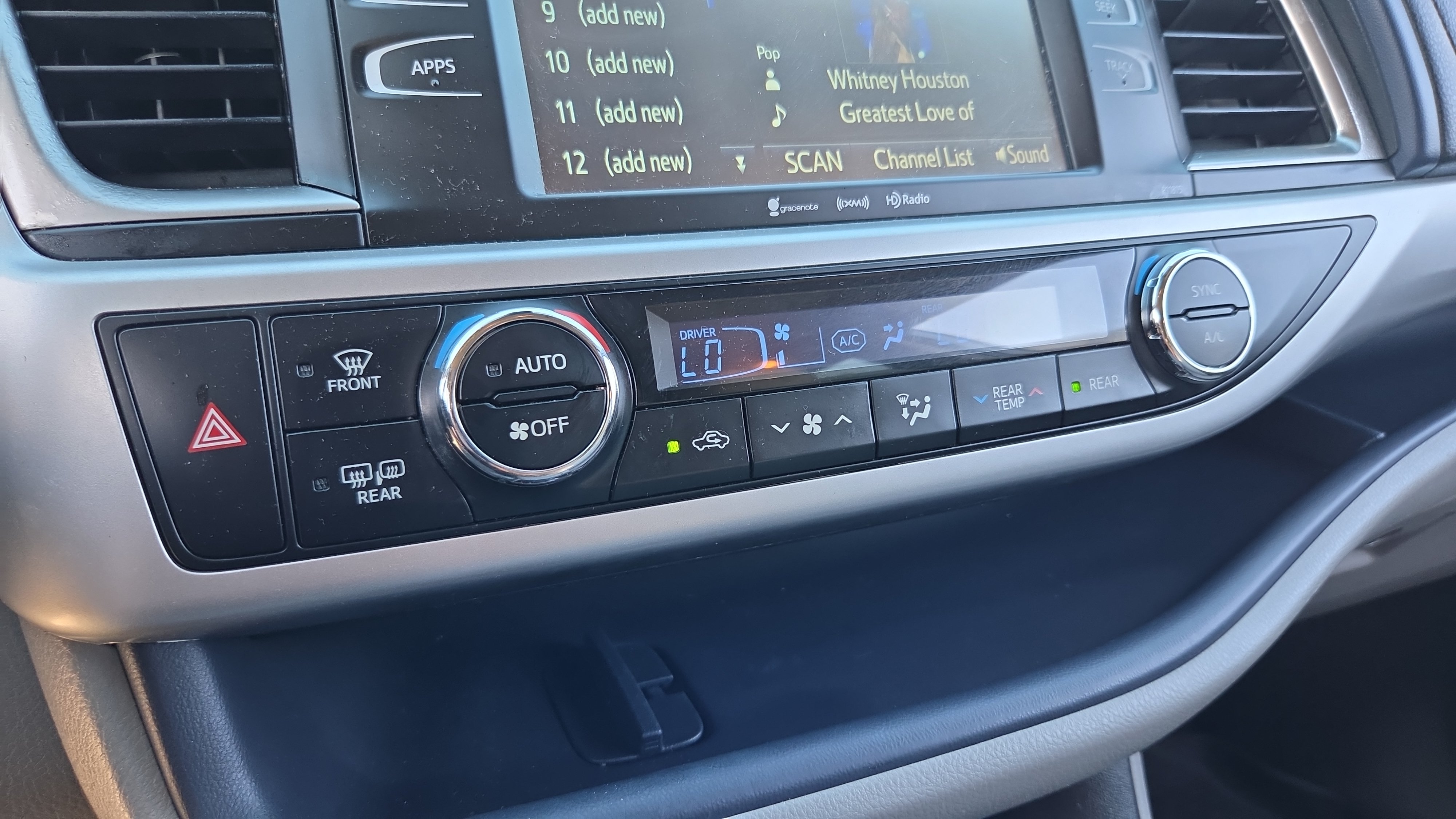Used 2019 Toyota Highlander Plus FWD image 19