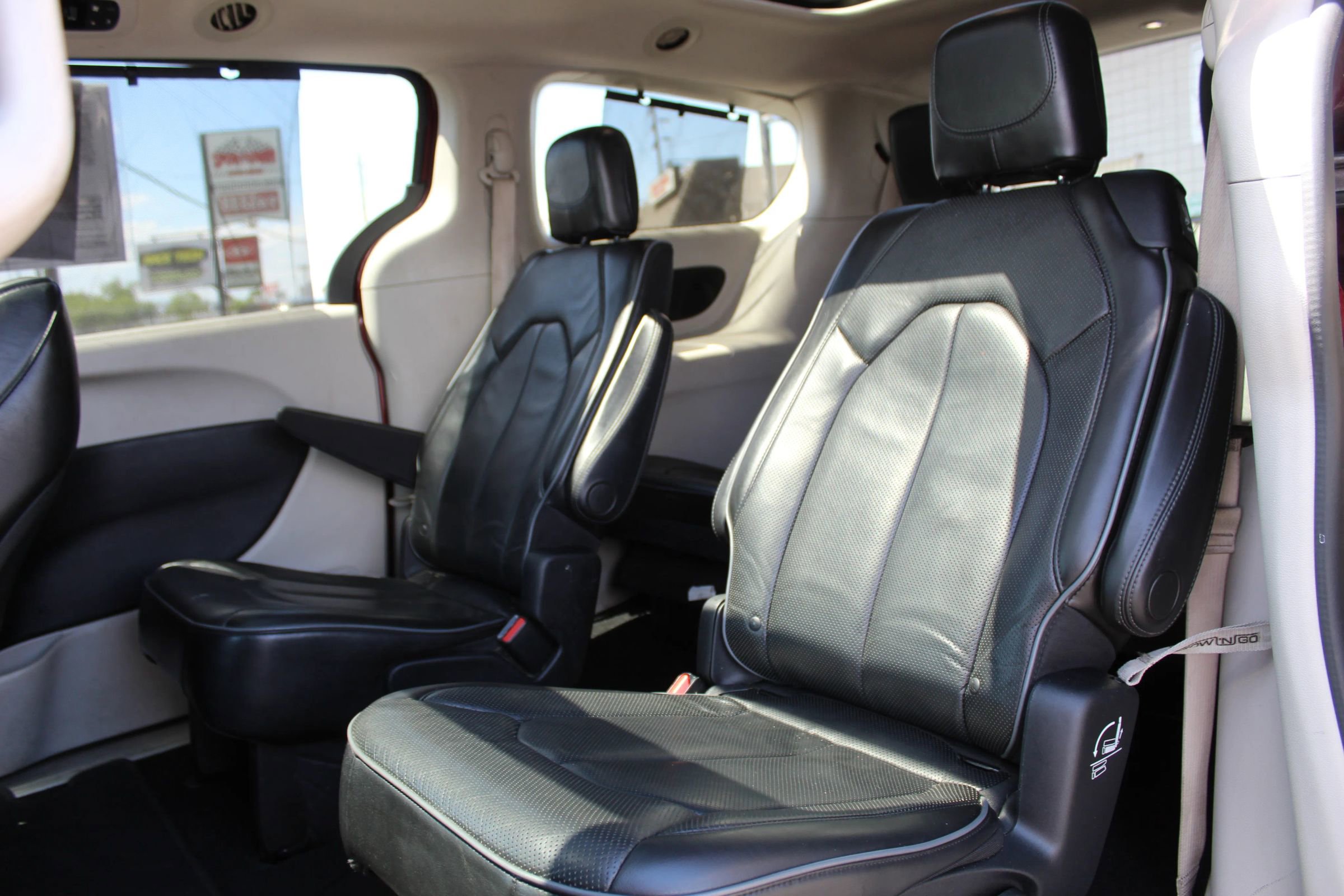 Used 2018 Chrysler Pacifica Limited FWD image 21