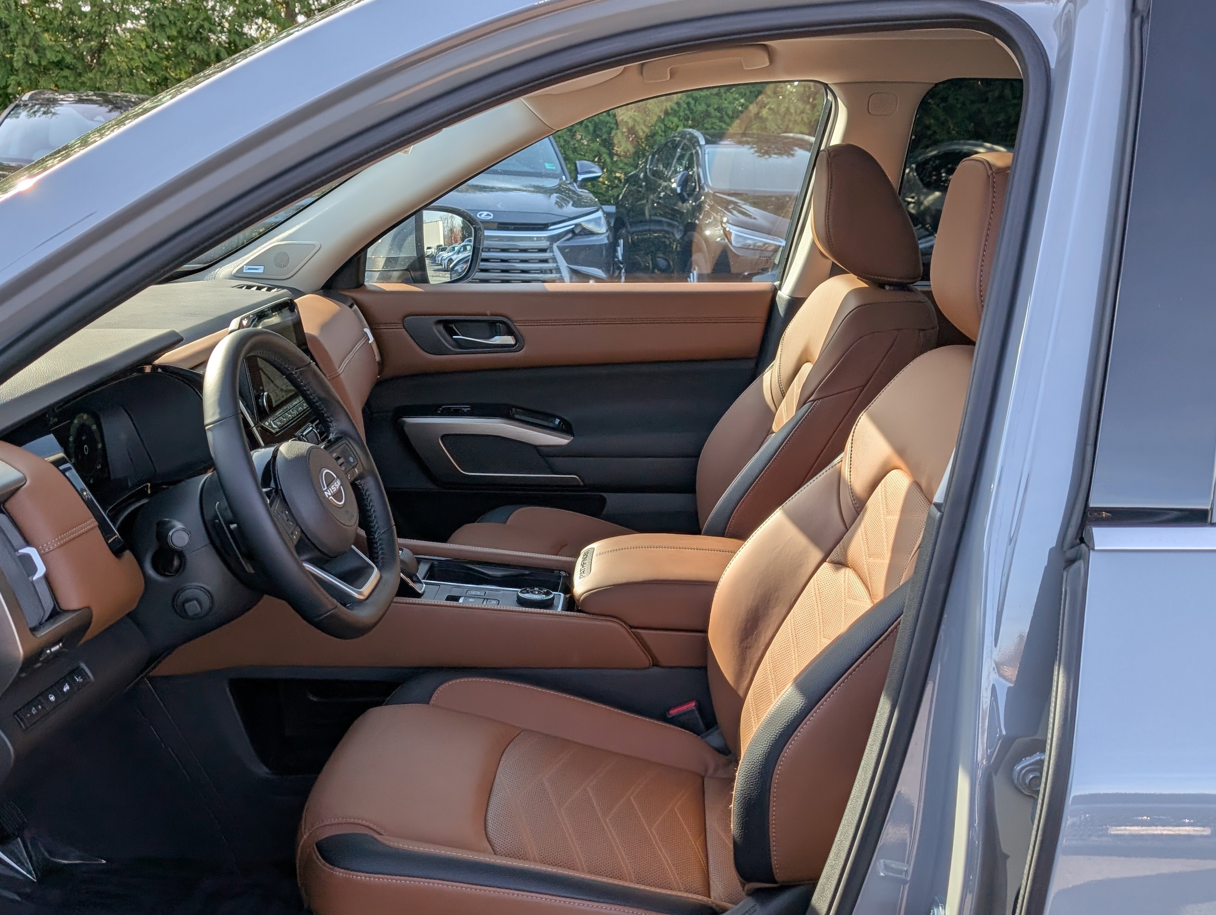 Used 2025 Nissan Pathfinder Platinum image 18