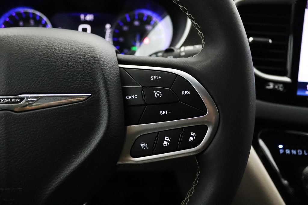 Used 2024 Chrysler Pacifica Touring-L FWD image 18