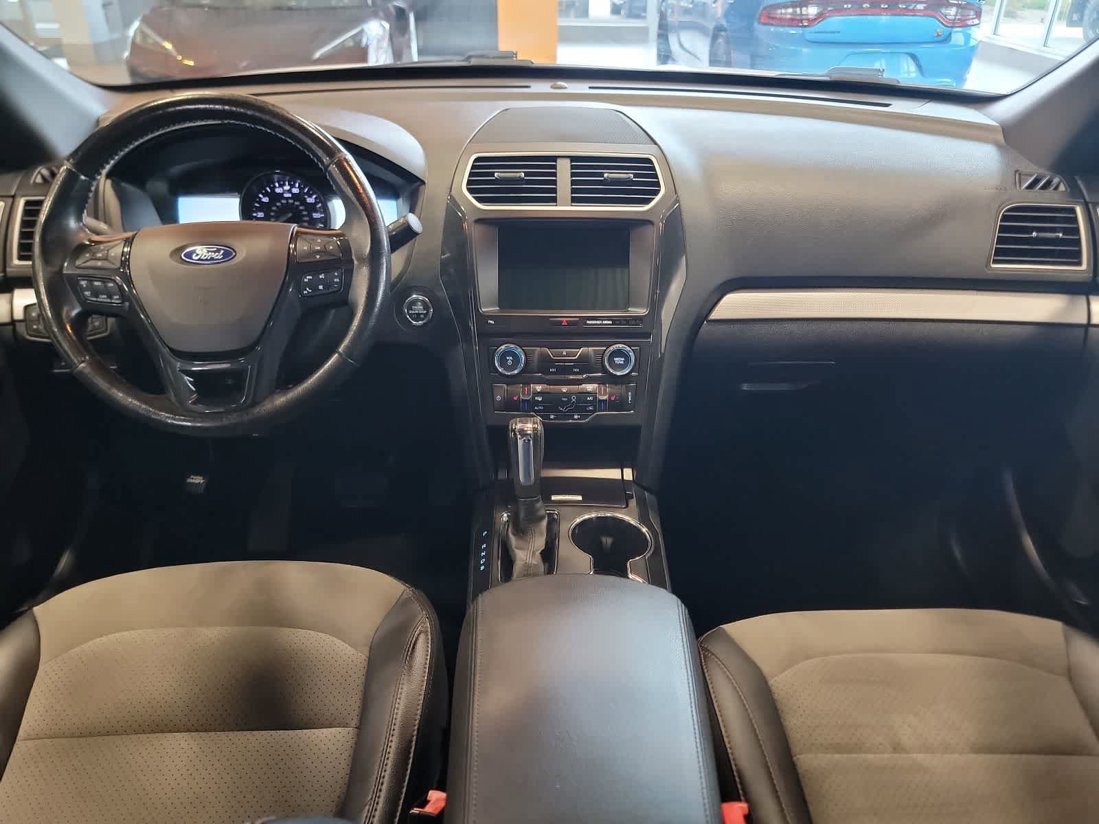 Used 2017 Ford Explorer XLT w/ Equipment Group 202A AWD/4WD image 23