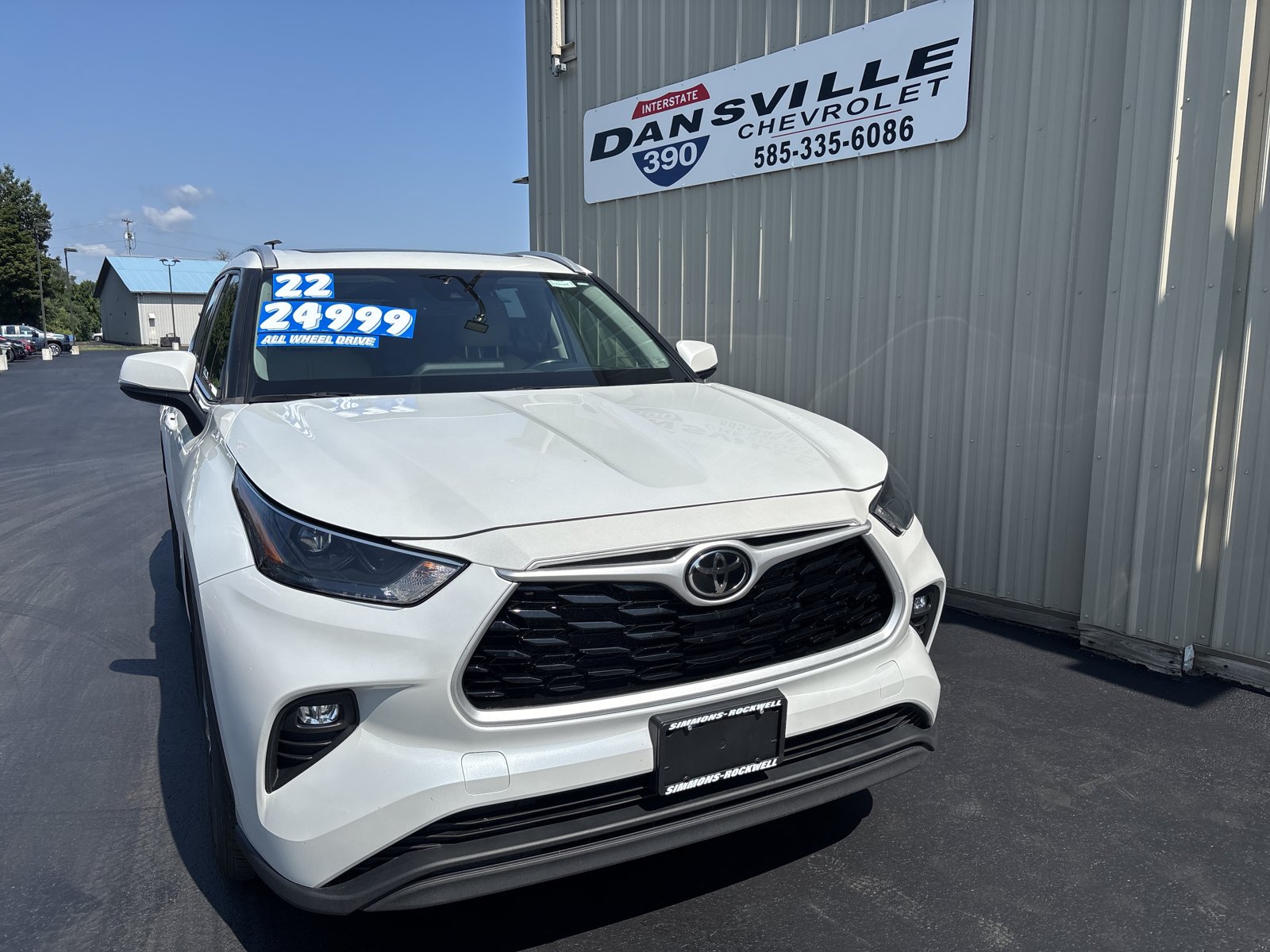 Used 2022 Toyota Highlander XLE AWD/4WD image 1