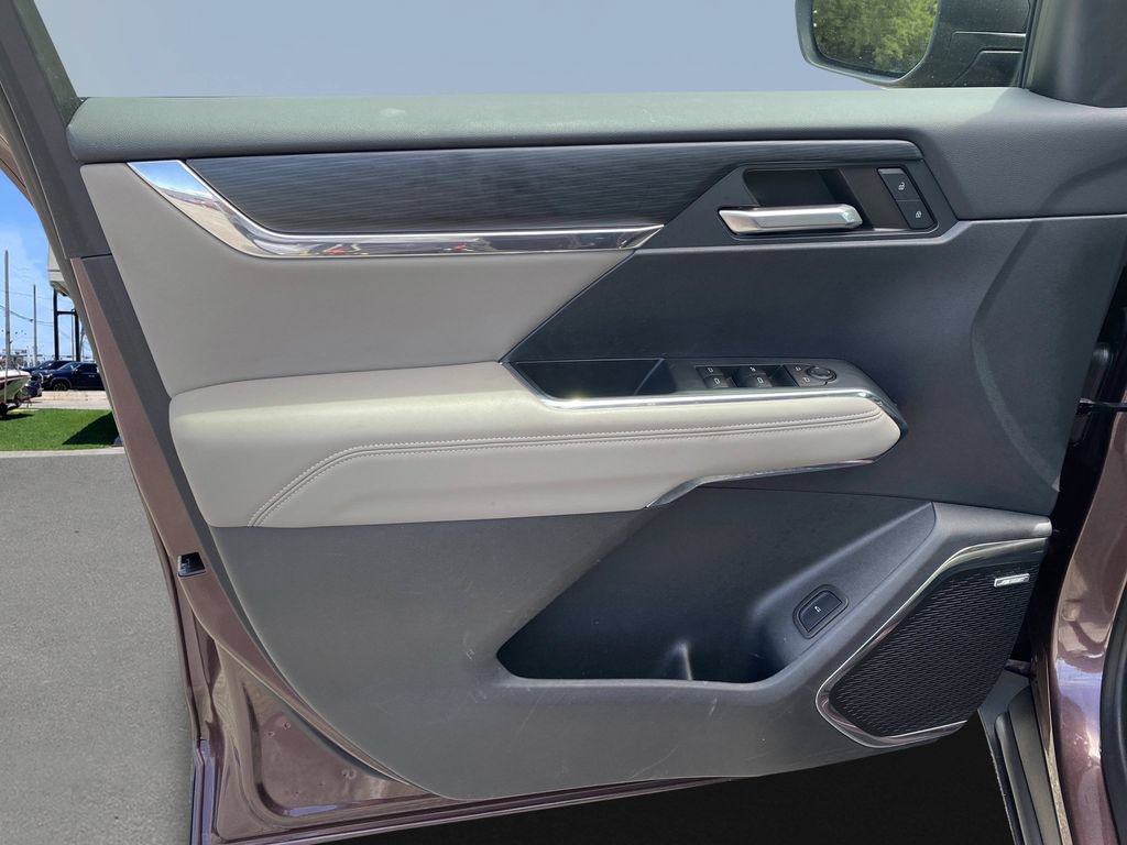 Used 2024 GMC Acadia Elevation FWD image 17