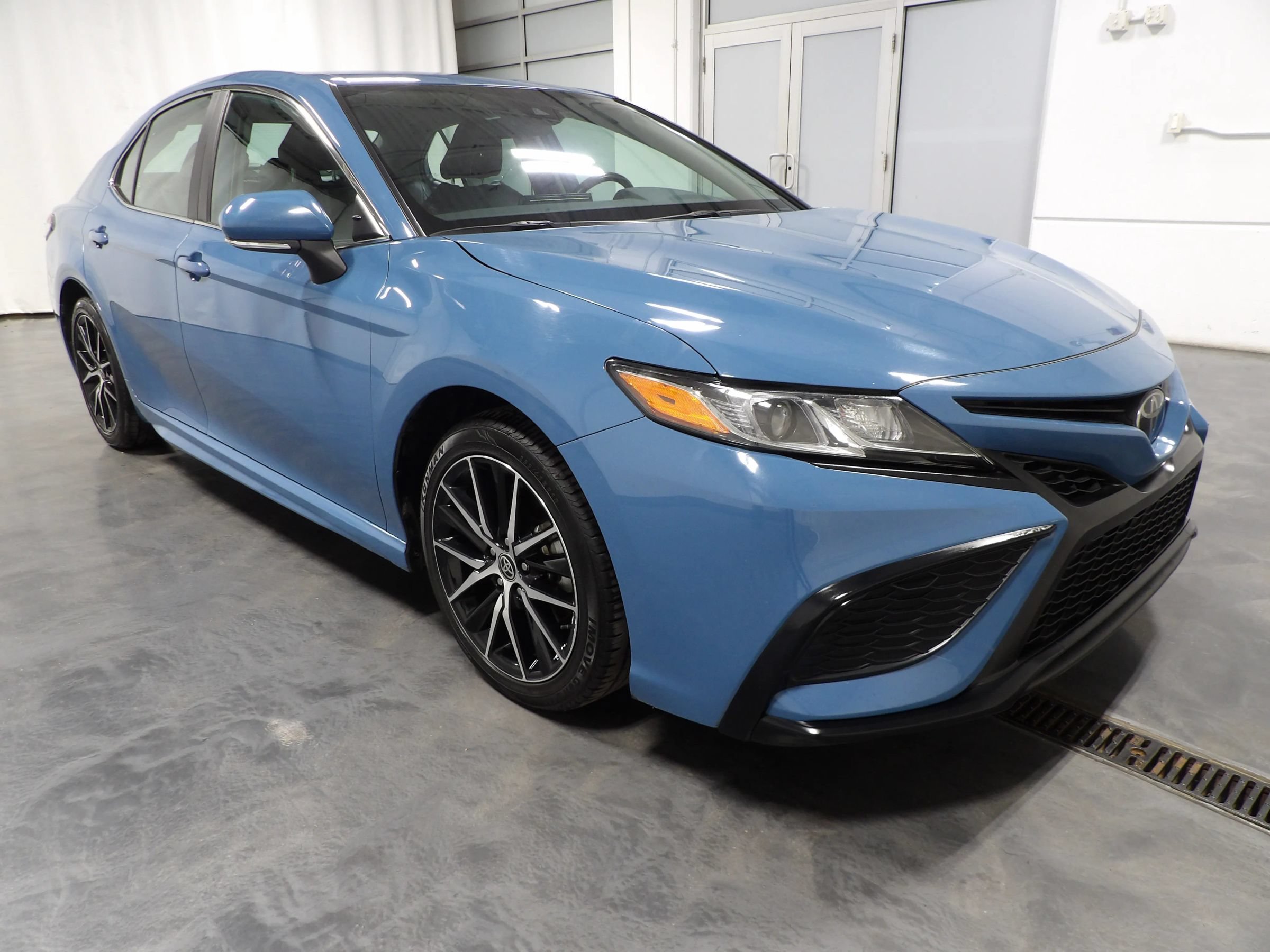 Used 2023 Toyota Camry SE FWD image 2