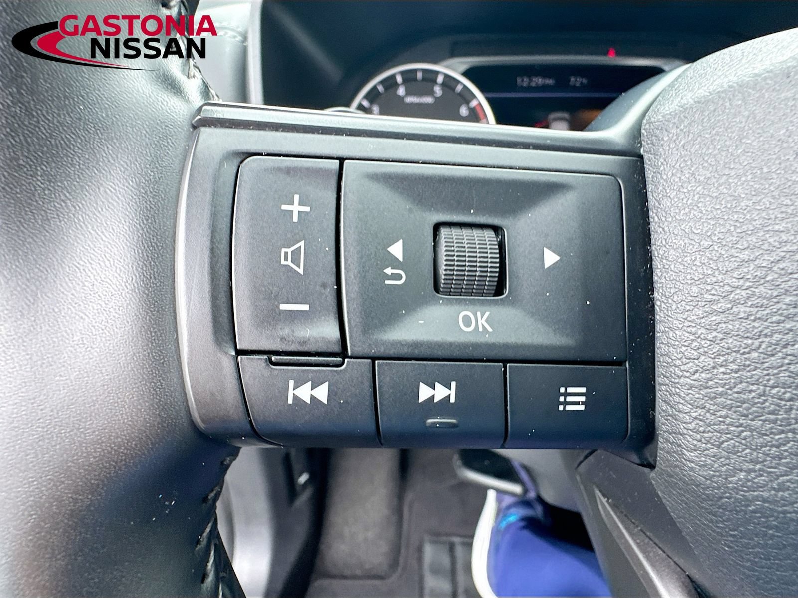 Used 2025 Nissan Rogue SV FWD image 29