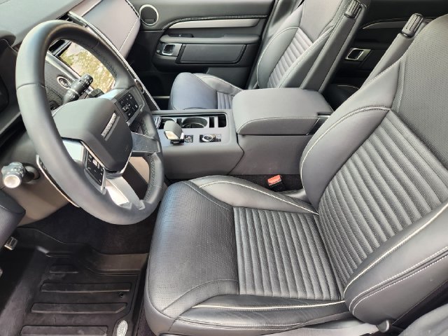 Used 2024 Land Rover Discovery Dynamic SE AWD/4WD image 13