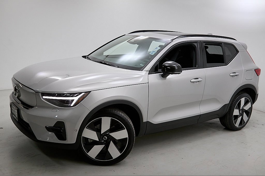 Certified 2023 Volvo XC40 Recharge Ultimate image 3