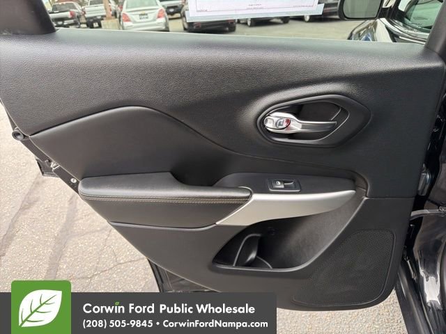 Used 2018 Jeep Cherokee Latitude Plus w/ Comfort/Convenience Group image 28