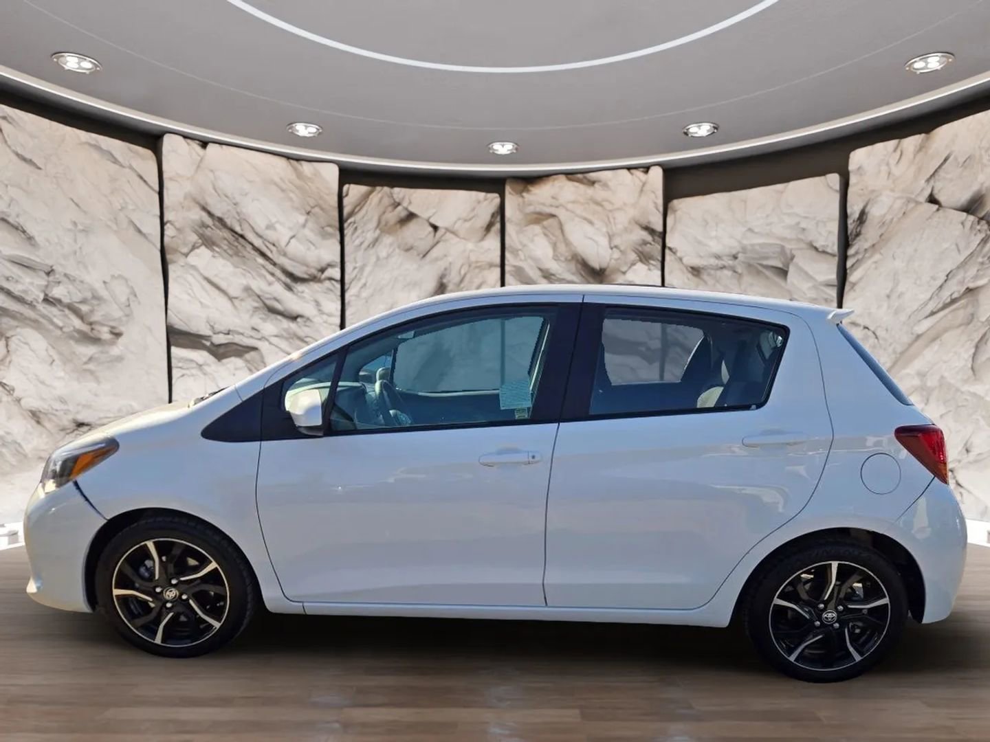 Used 2016 Toyota Yaris SE image 5