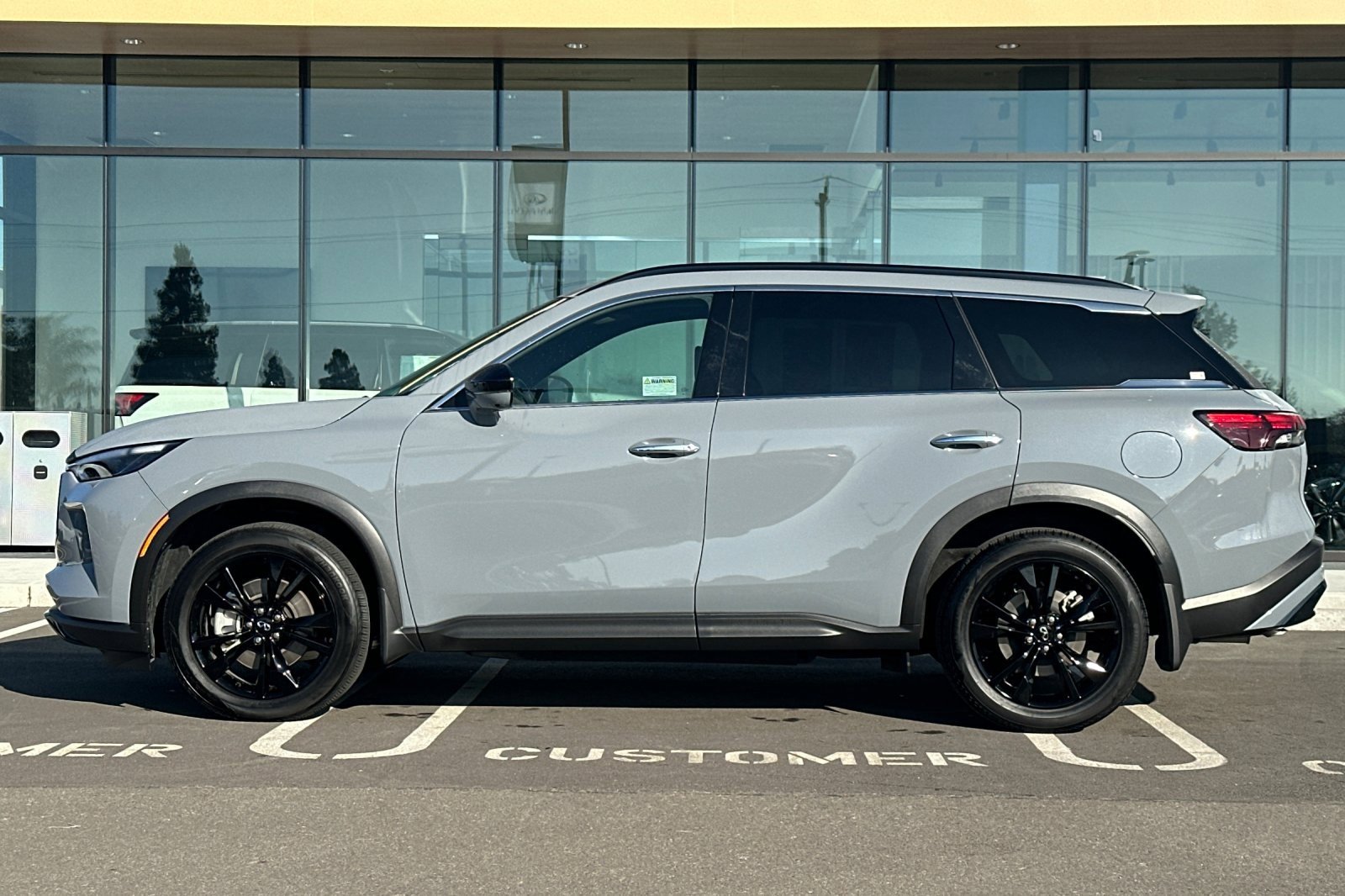 Certified 2025 INFINITI QX60 Luxe w/ Black Edition image 7