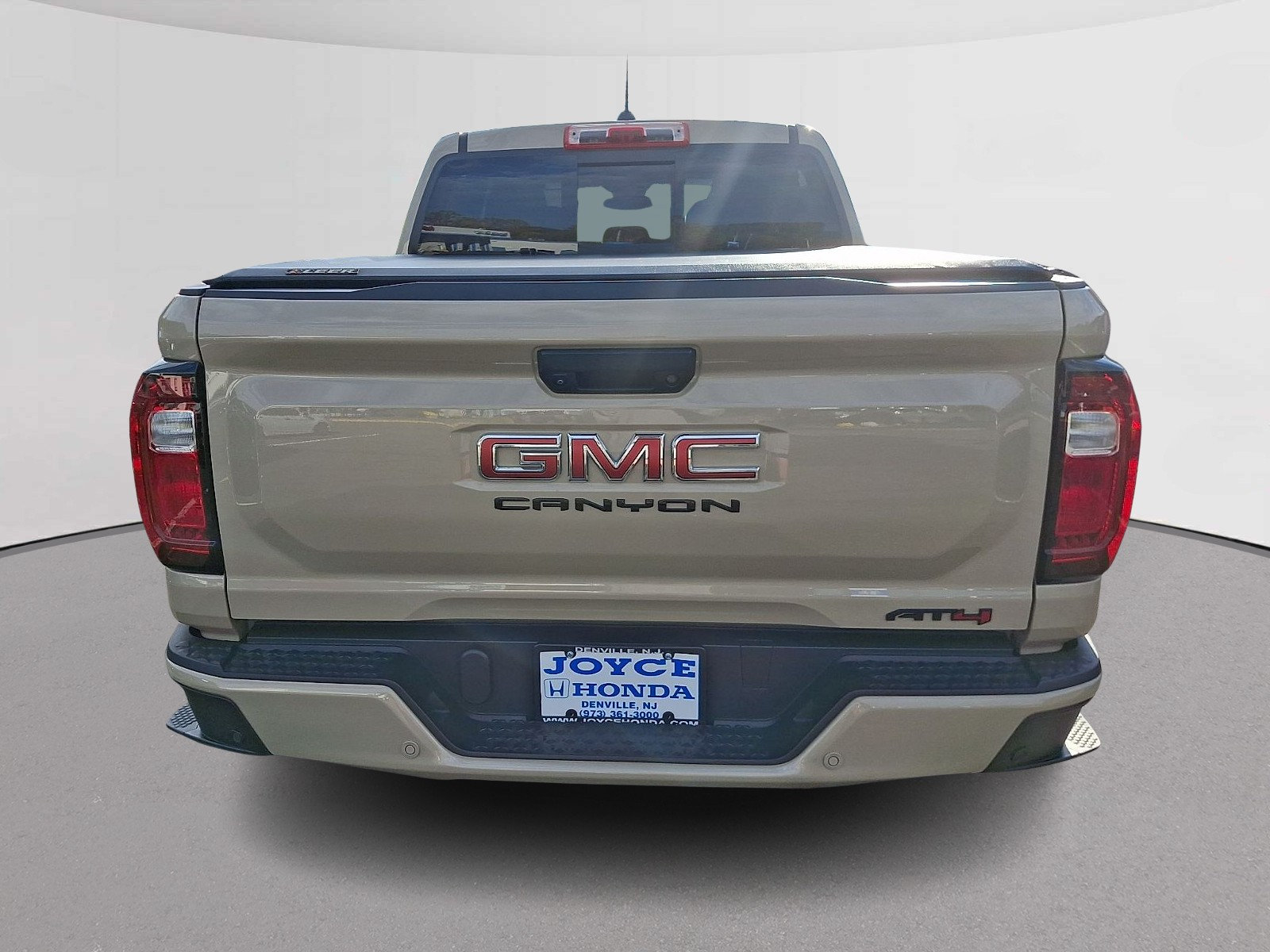 Used 2024 GMC Canyon AT4 w/ AT4 Premium Package AWD/4WD image 9