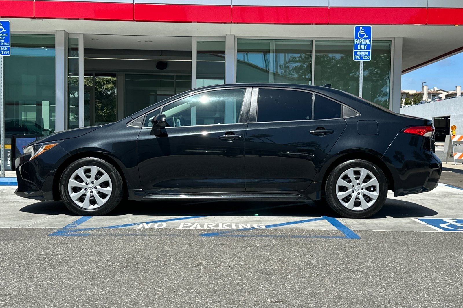 Used 2020 Toyota Corolla LE FWD image 7