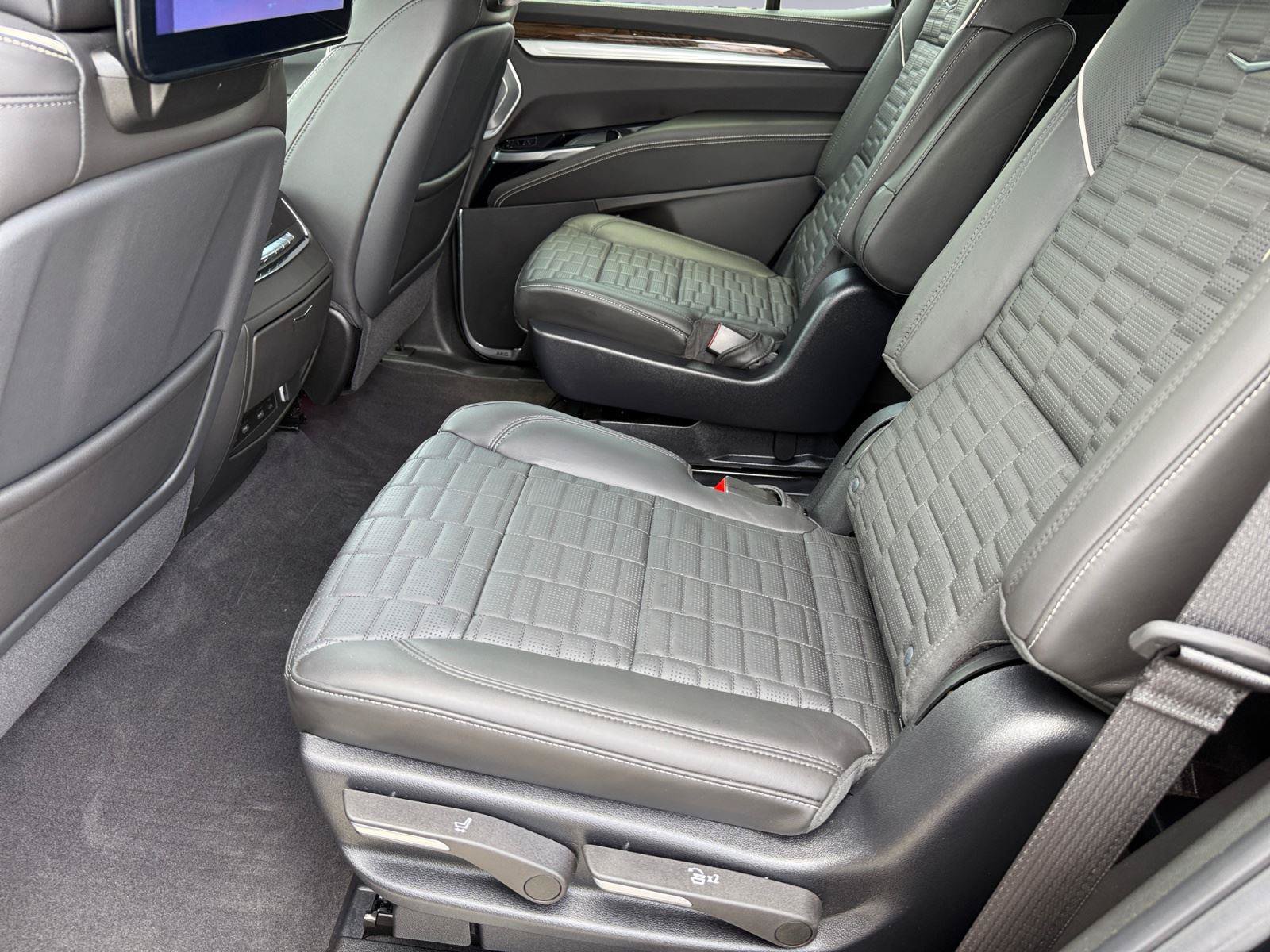 Used 2025 Cadillac Escalade Sport Platinum w/ LPO, Floor Liner Package AWD/4WD image 13