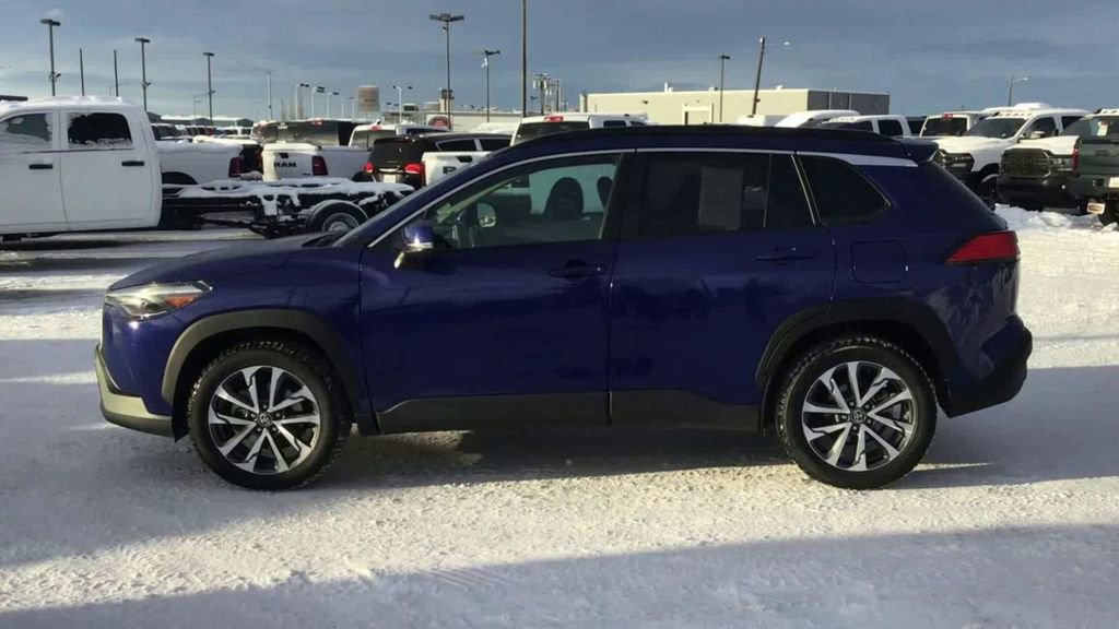 Used 2023 Toyota Corolla Cross XLE w/ Convenience Package image 5