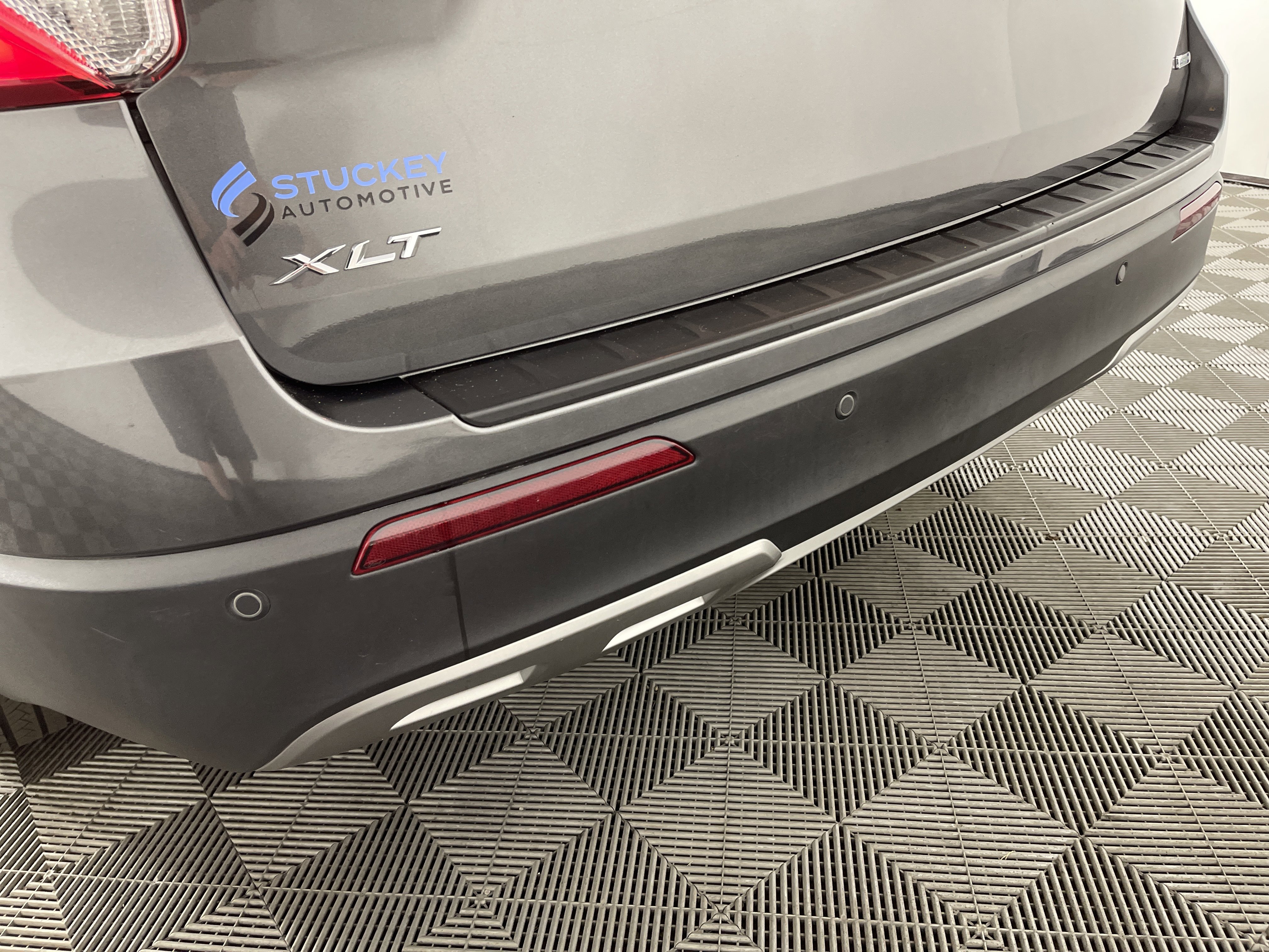 Used 2020 Ford Explorer XLT w/ Equipment Group 202A image 6