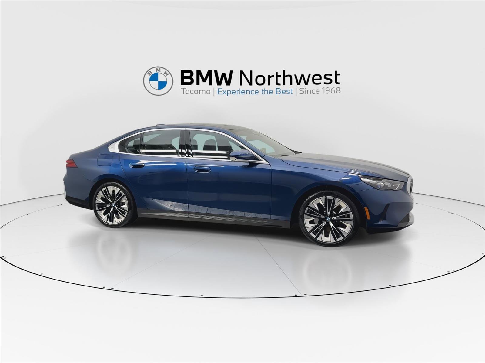 Used 2025 BMW 530i xDrive w/ Premium Package image 5