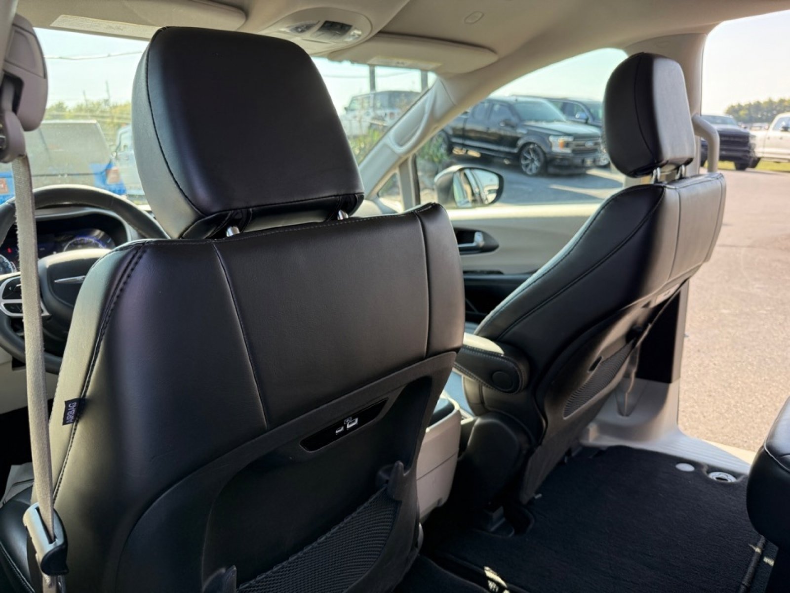 Used 2023 Chrysler Pacifica Touring-L image 19