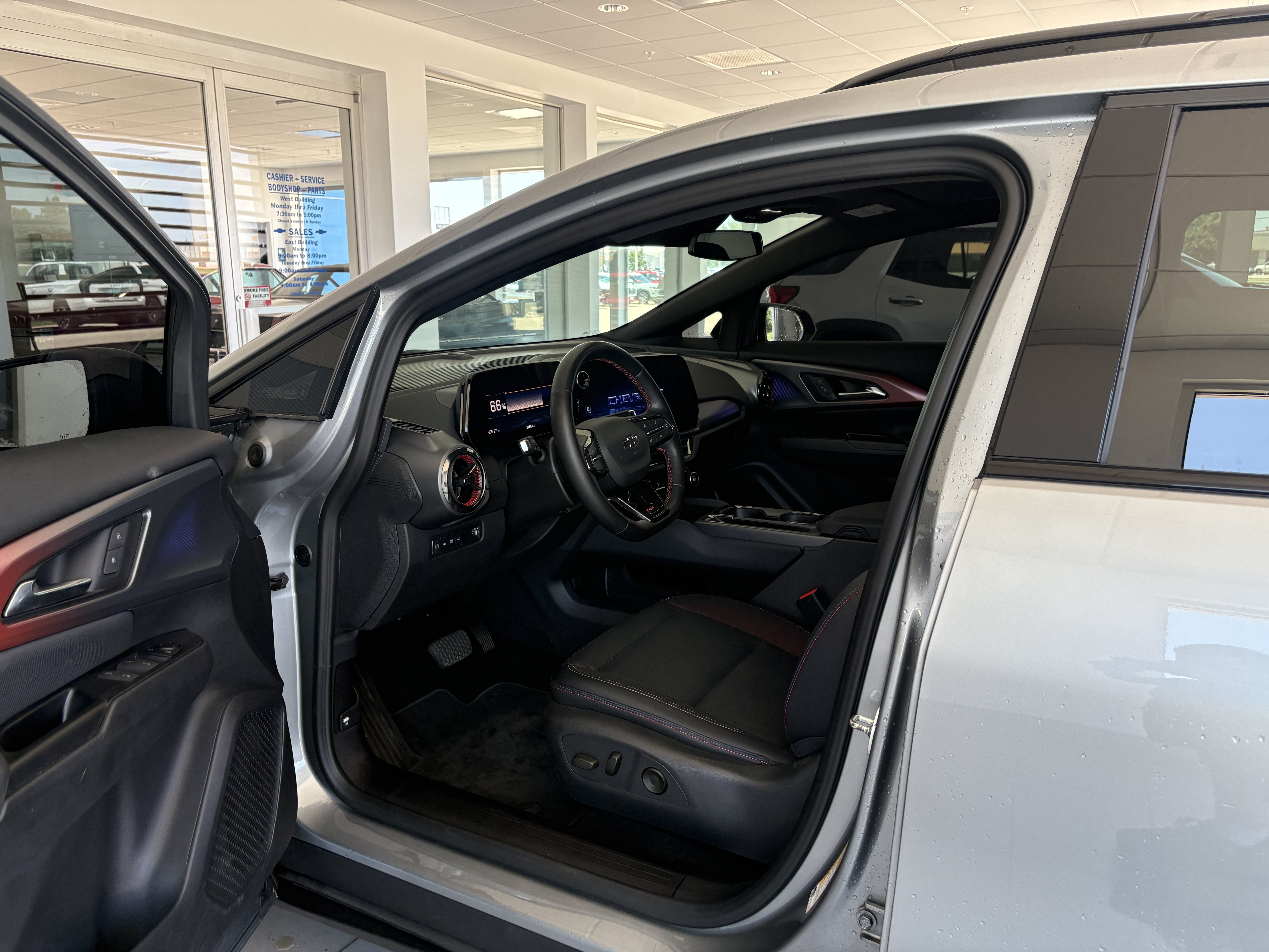 Used 2025 Chevrolet Equinox EV RS FWD image 2