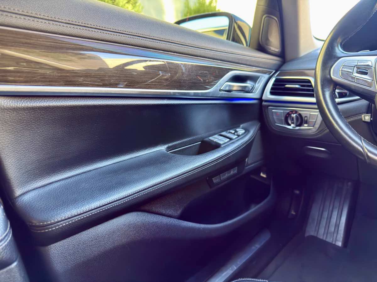 Used 2016 BMW 740i image 28