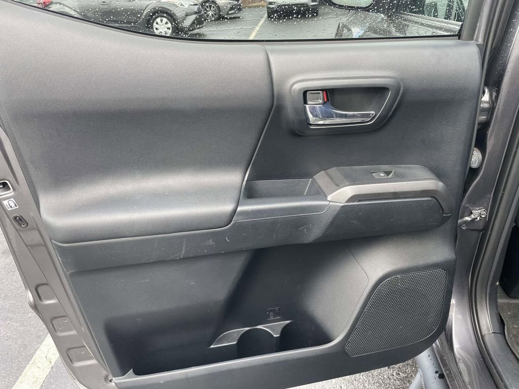 Used 2016 Toyota Tacoma TRD Sport image 19