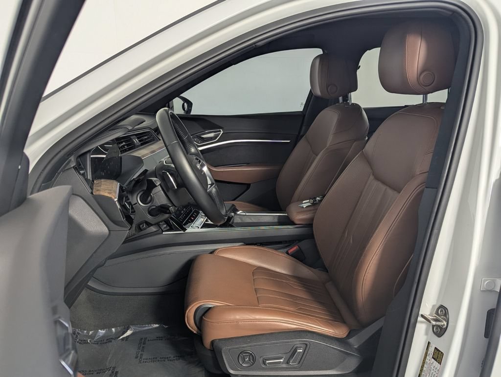Used 2019 Audi e-tron Prestige w/ Prestige Package AWD/4WD image 13