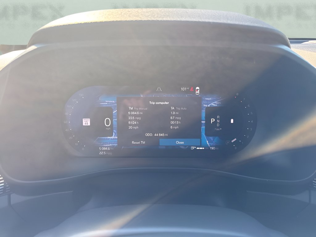 Used 2025 Volvo XC40 B5 Plus AWD/4WD image 23