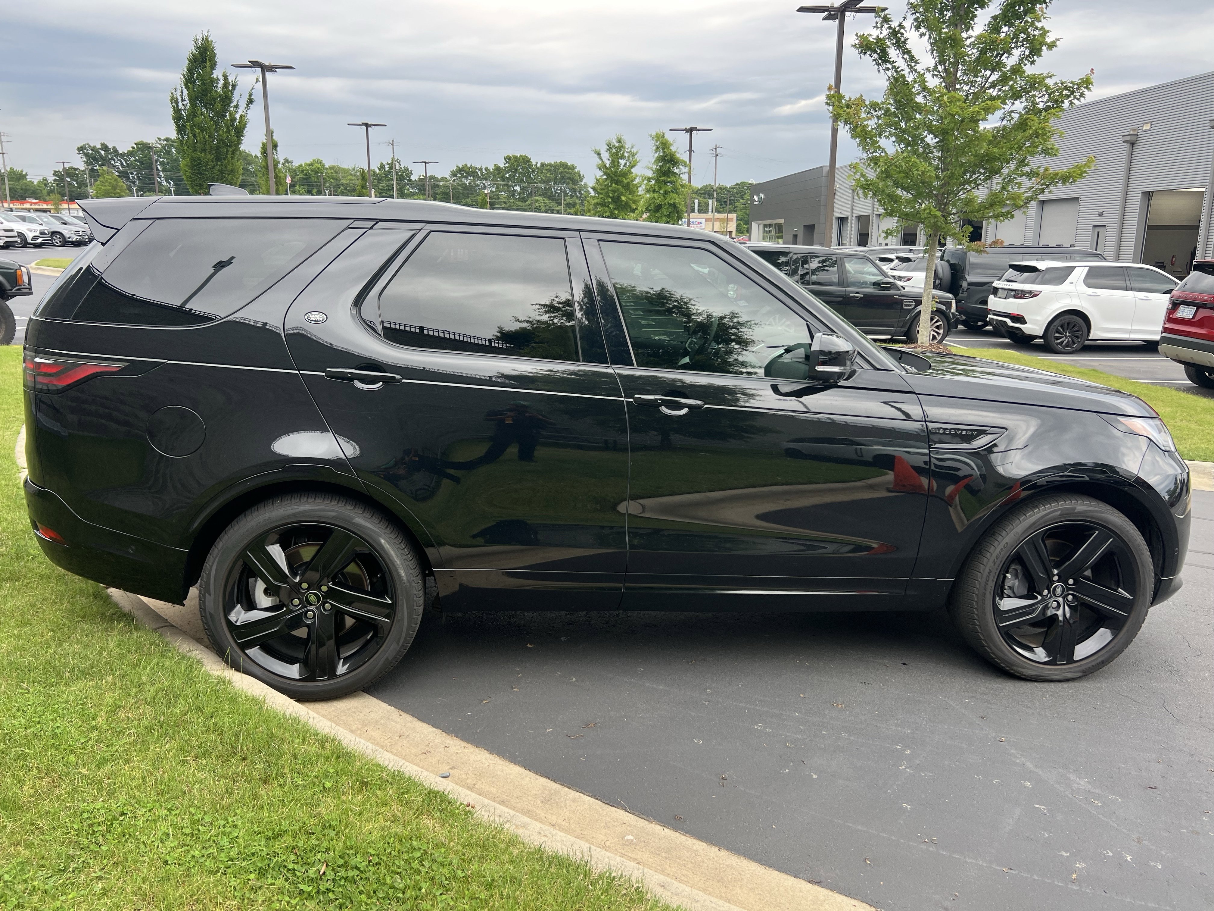 Certified 2023 Land Rover Discovery HSE R-Dynamic AWD/4WD image 9