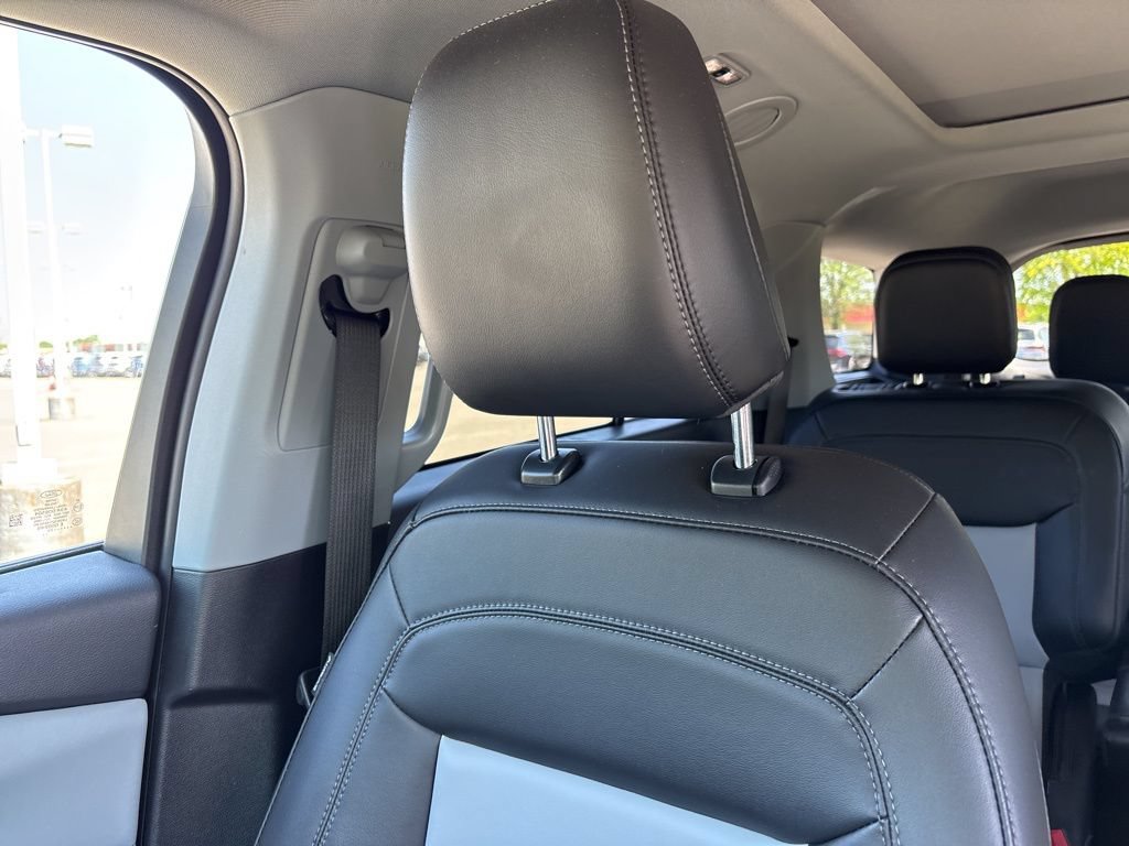 Used 2023 Ford Explorer XLT w/ Equipment Group 202A AWD/4WD image 23