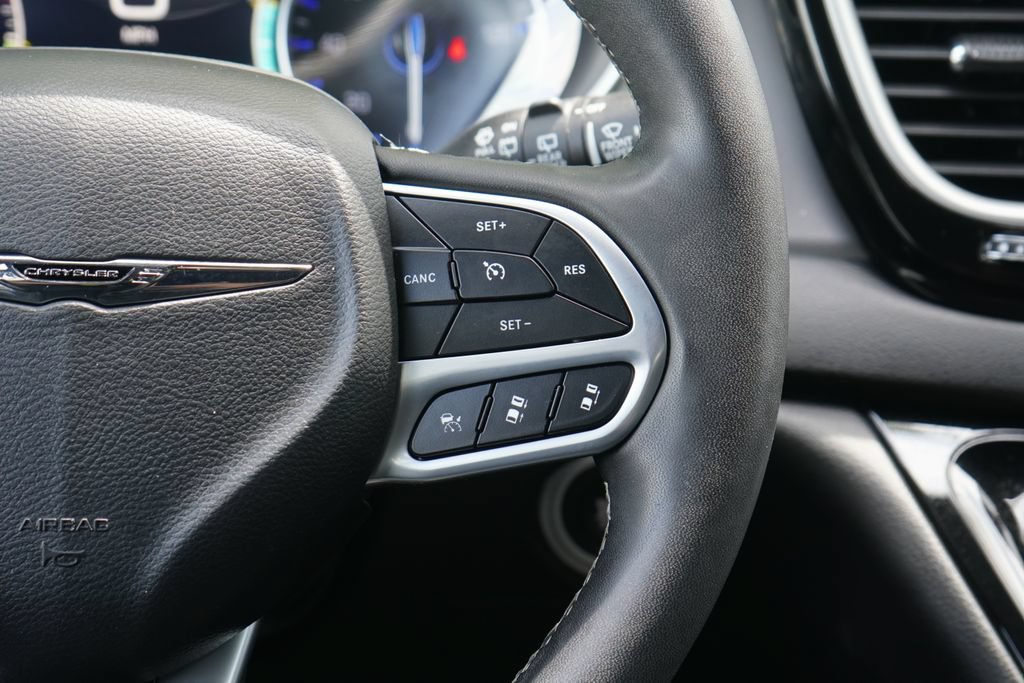 Used 2025 Chrysler Pacifica Select FWD image 17