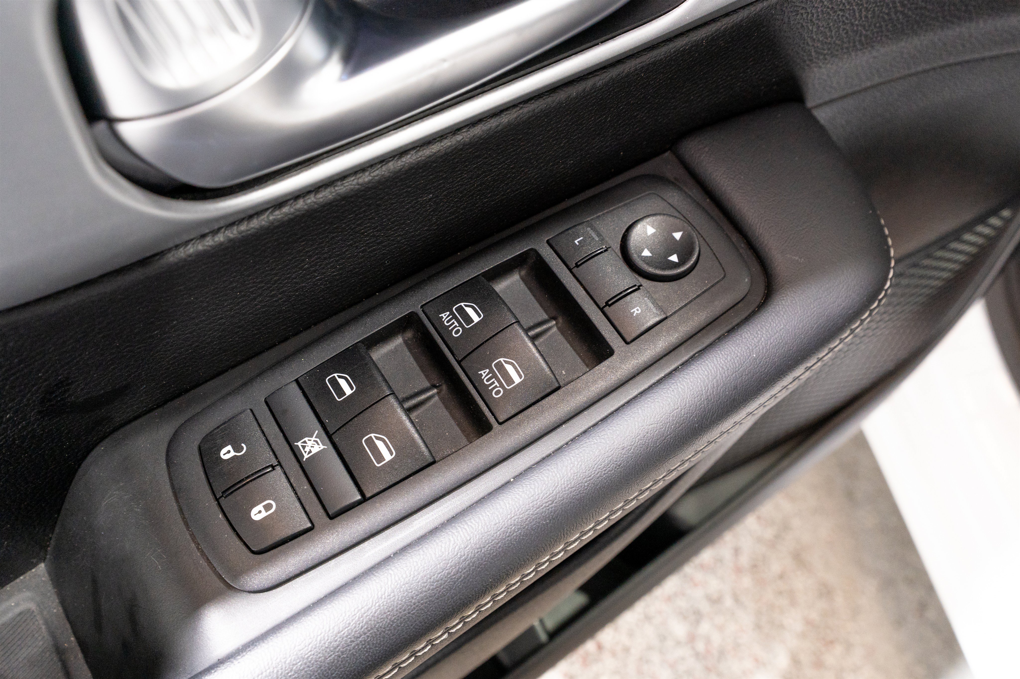 Used 2024 Chrysler Pacifica Limited FWD image 15